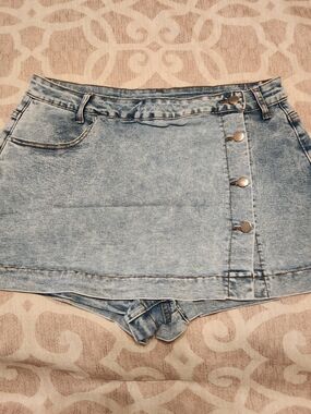 Denim Button-Front Women’s Shorts - Light Blue